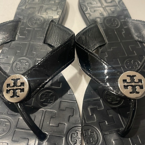 TORY BURCH (EUC) Women’s Black Patent Look Thong Sandals With Silver Logo Size 7 - Picture 2 of 11